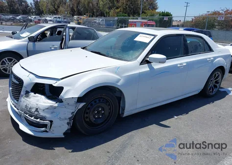 2018 Chrysler 300 300S z USA, uszkodzony, nr VIN 2C3CCABT8JH321092